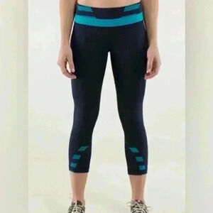 Lululemon  Run Inspire Crop! Blue yoga pants capris size 8